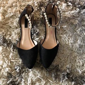 Blacks flats with pearl size 8
